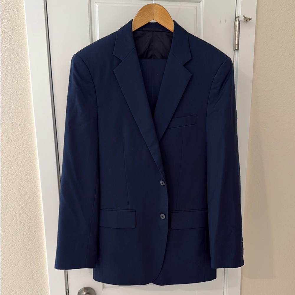 Elegant Blue Wool Suit with Structured Shoulders